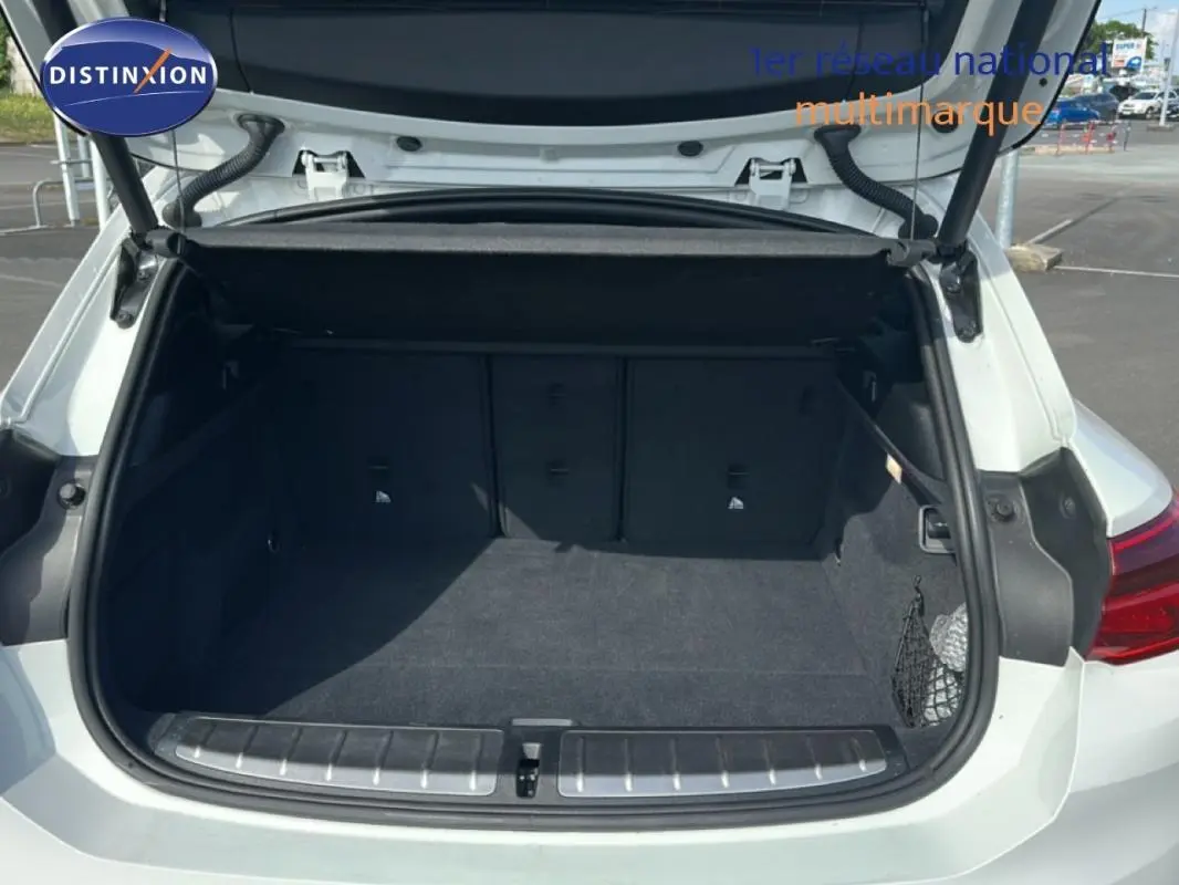 Coffre ouvert vu de l'arrière d'un BMW X2 blanc, montrant un espace de chargement propre et spacieux.