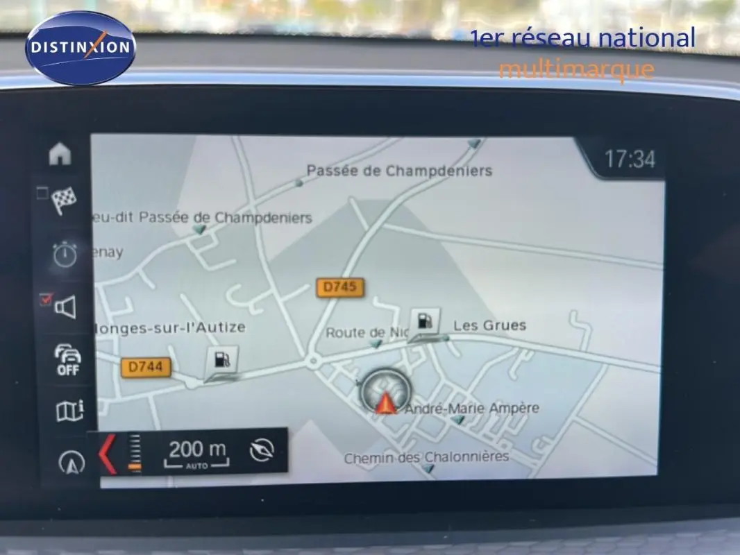 Écran GPS intérieur du BMW X2 blanc 2018, vue rapprochée du système de navigation multimédia.