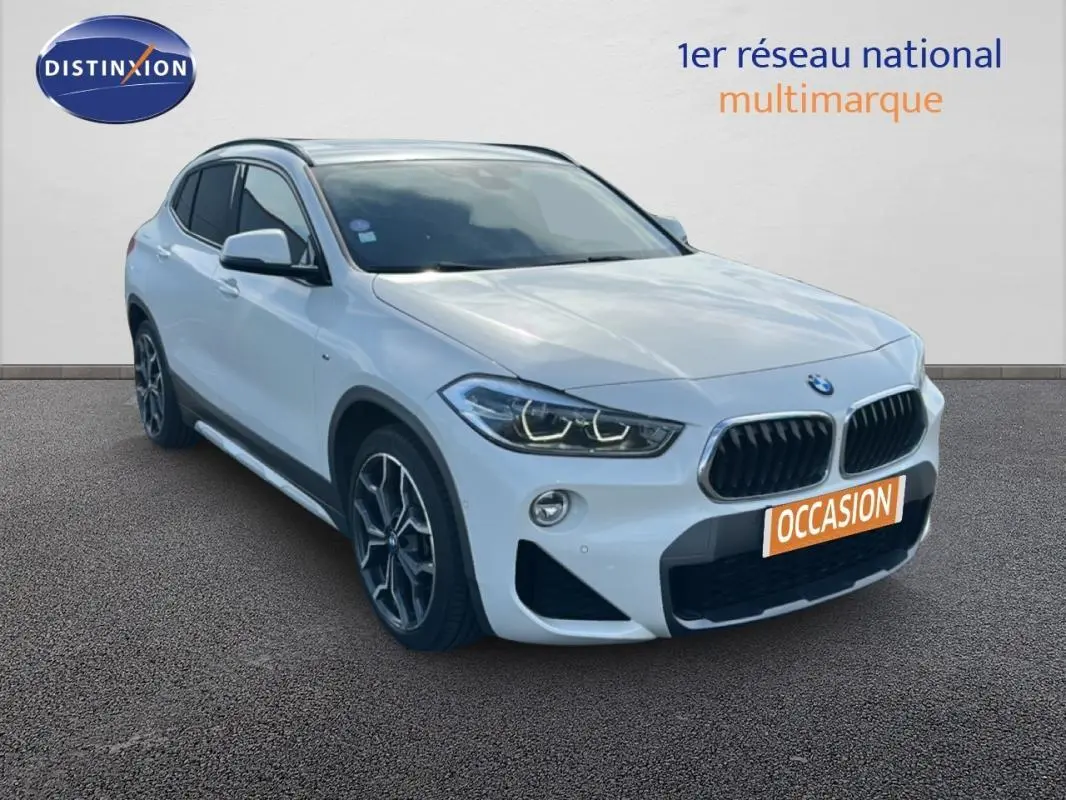 BMW X2 blanc en 3/4 avant droit avec jantes alliage 19 pouces et calandre caractéristique M Sport X.