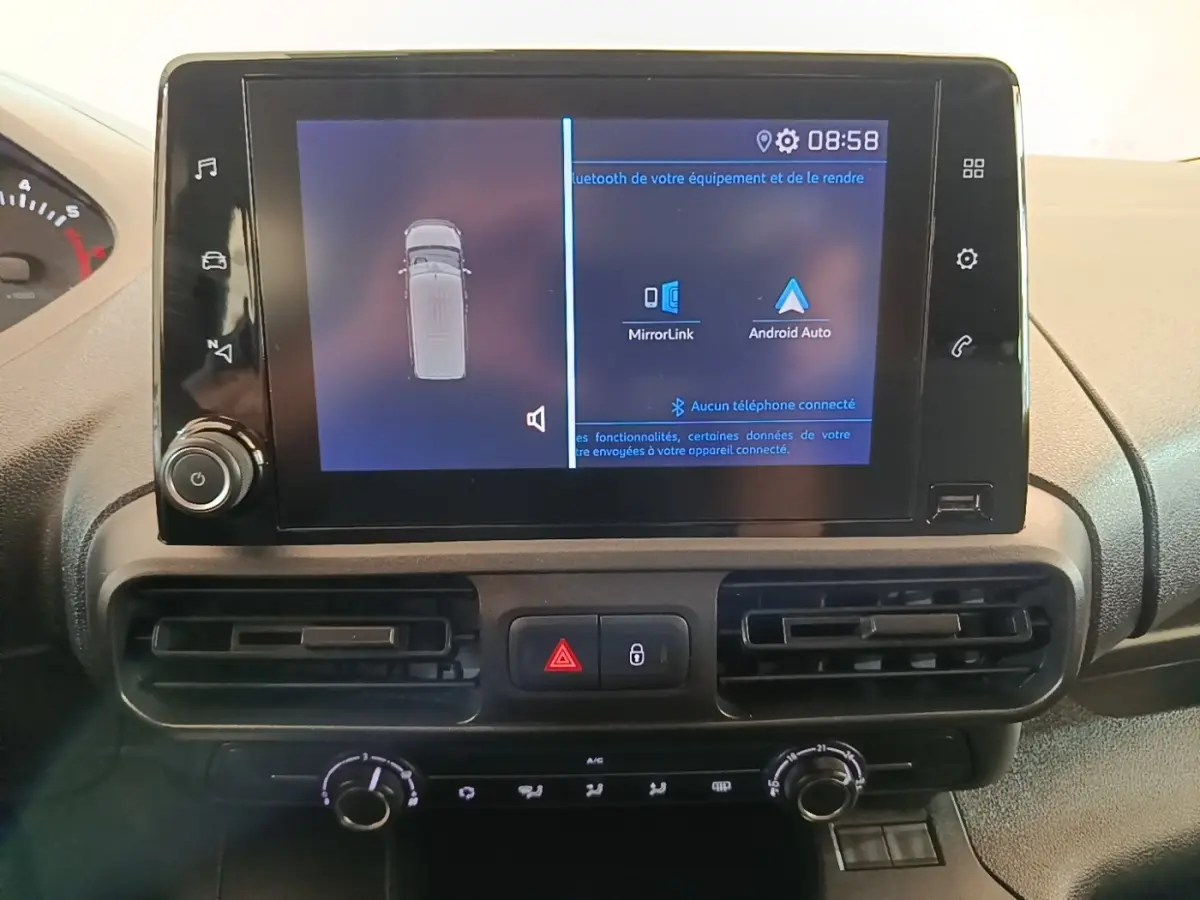 Écran tactile central du Peugeot Partner 2020 blanc, affichant MirrorLink et Android Auto, avec commandes de climatisation en dessous.