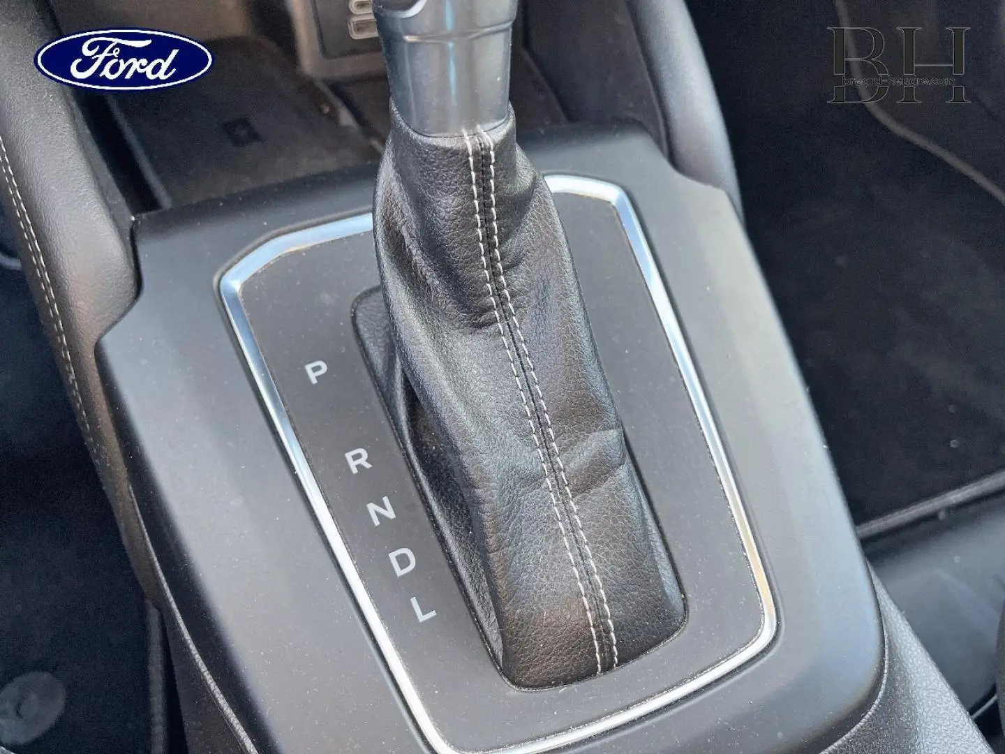 Le levier de vitesses automatique en cuir noir de la Ford Focus 2023 vu en gros plan intérieur.