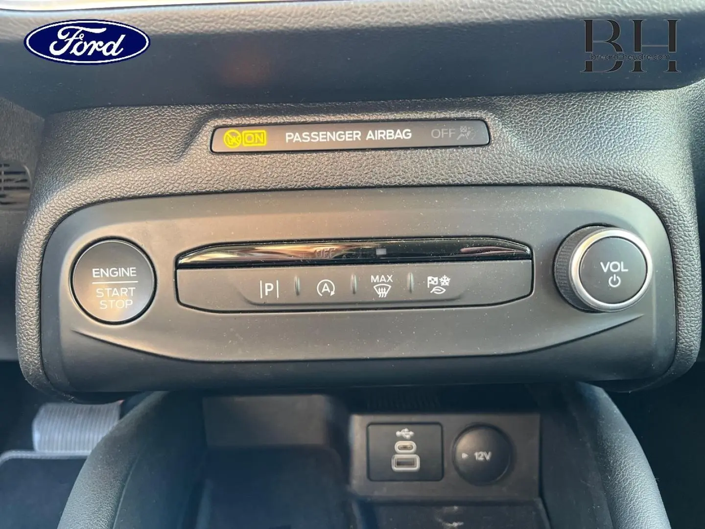 Détail du tableau de bord noir de la Ford Focus 2023 montrant les commandes centrales et bouton start/stop.