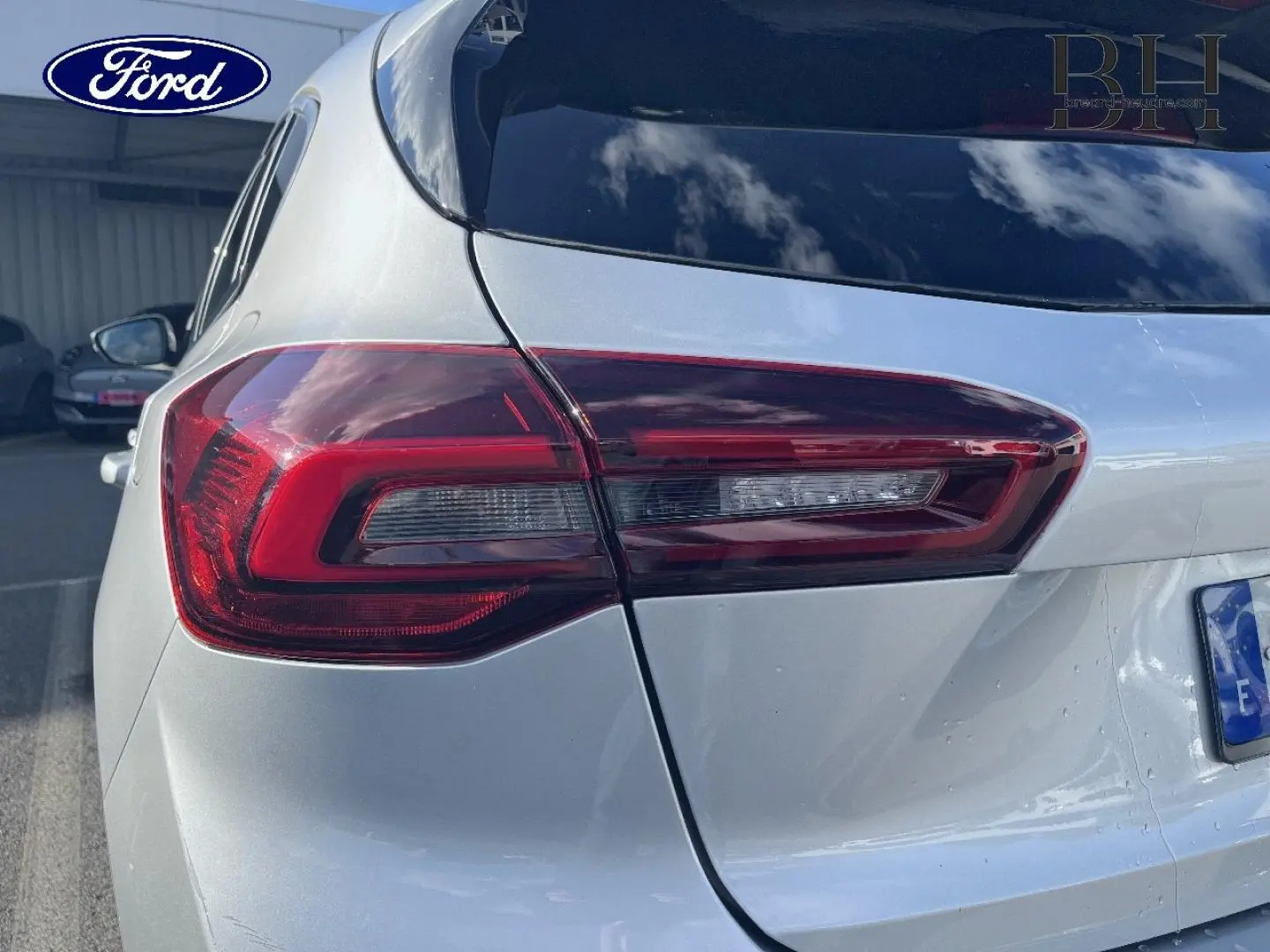 Feu arrière droit d'une Ford Focus gris lunaire métallisé, vue rapprochée sur l'arrière du véhicule.