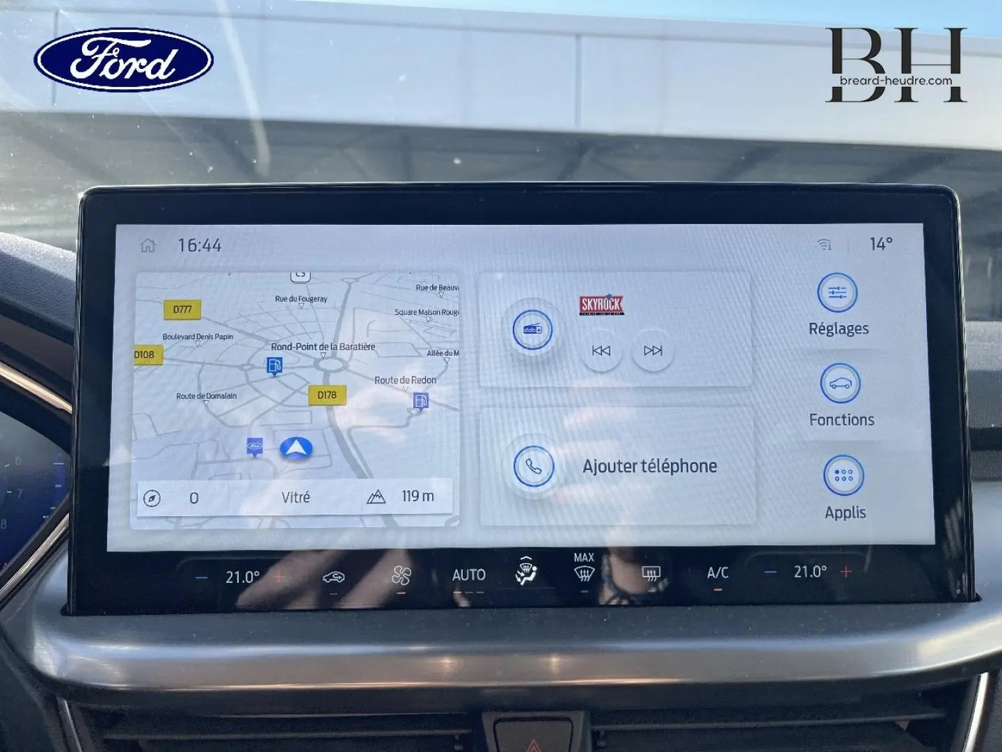 Écran tactile central de la Ford Focus 2023 affichant navigation et réglages, vue frontale intérieure.