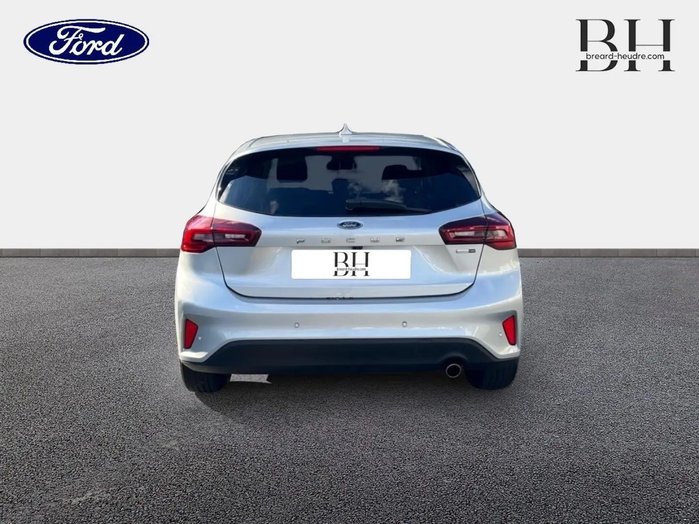 Vue arrière d'une Ford Focus 2023 gris lunaire métallisé avec feux arrière LED et lunette arrière surteintée.