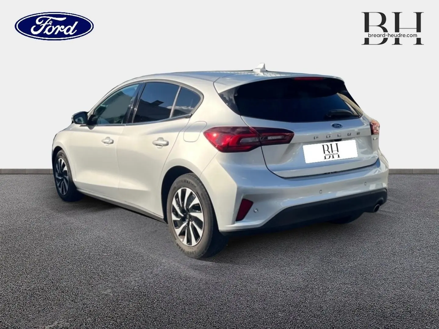 Ford Focus 2023 gris lunaire métallisé vue 3/4 arrière droit avec feux arrière LED et vitres surteintées