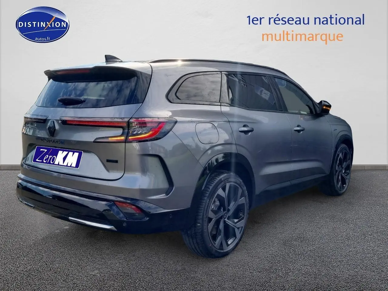 Vue 3/4 arrière droit du Renault Espace VI gris schiste avec feux arrière LED et jantes alliage 20 pouces.