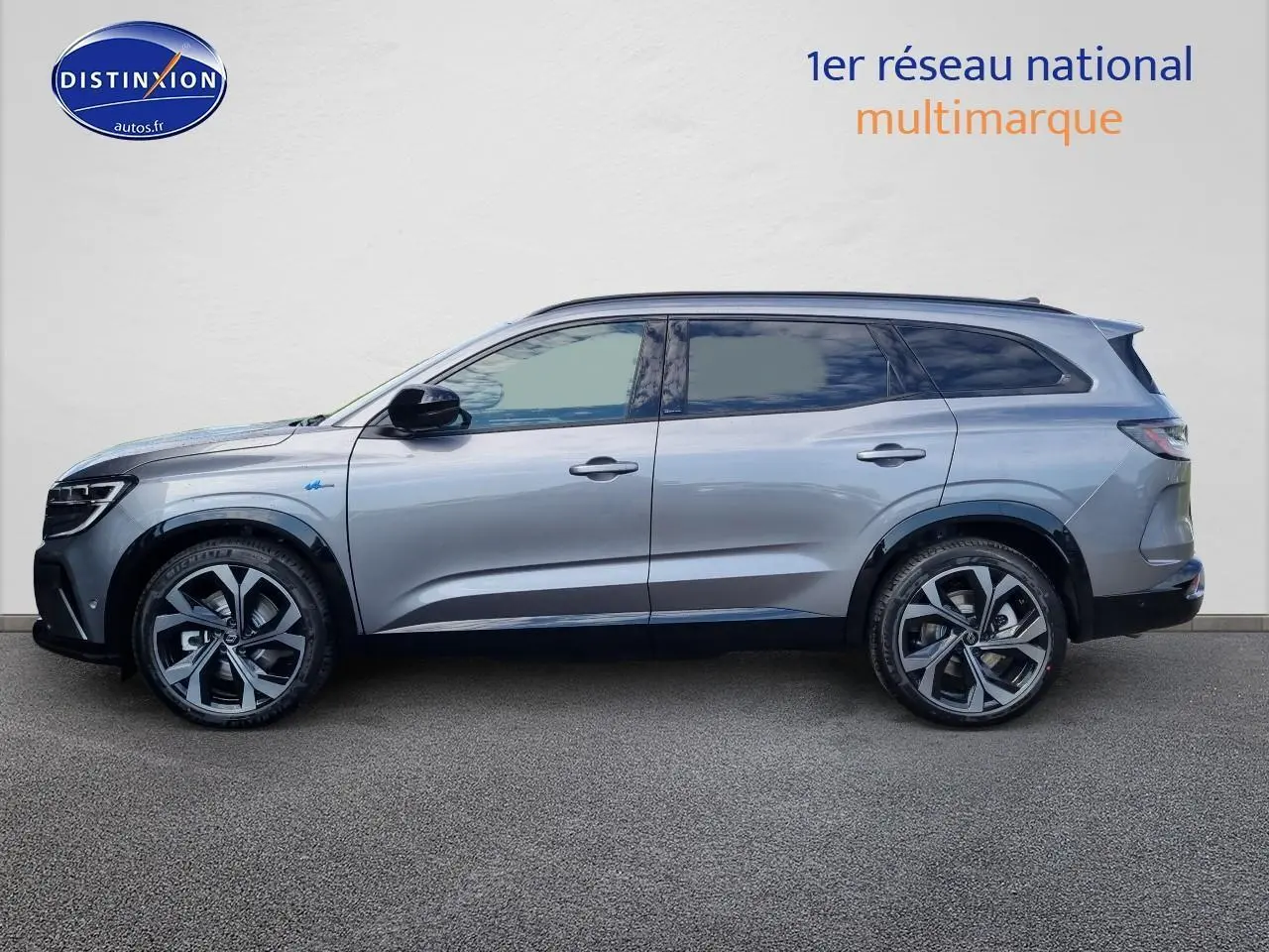 Profil côté gauche du Renault Espace VI gris schiste avec jantes alliage 20 pouces et toit panoramique fixe.