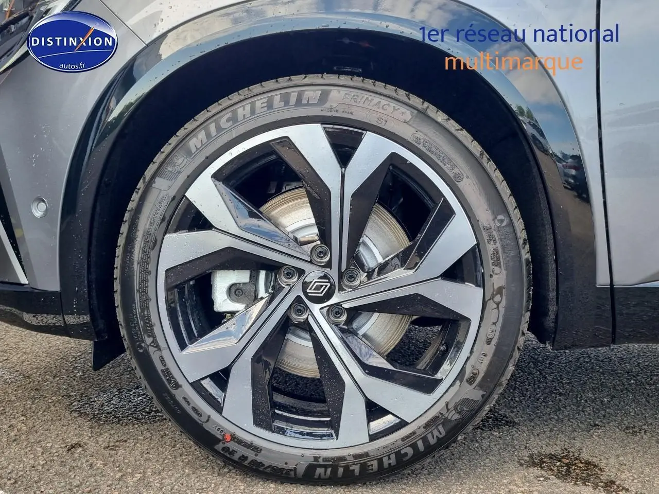 Gros plan sur la jante alliage noire et grise du côté avant droit du Renault Espace VI gris schiste 2025.