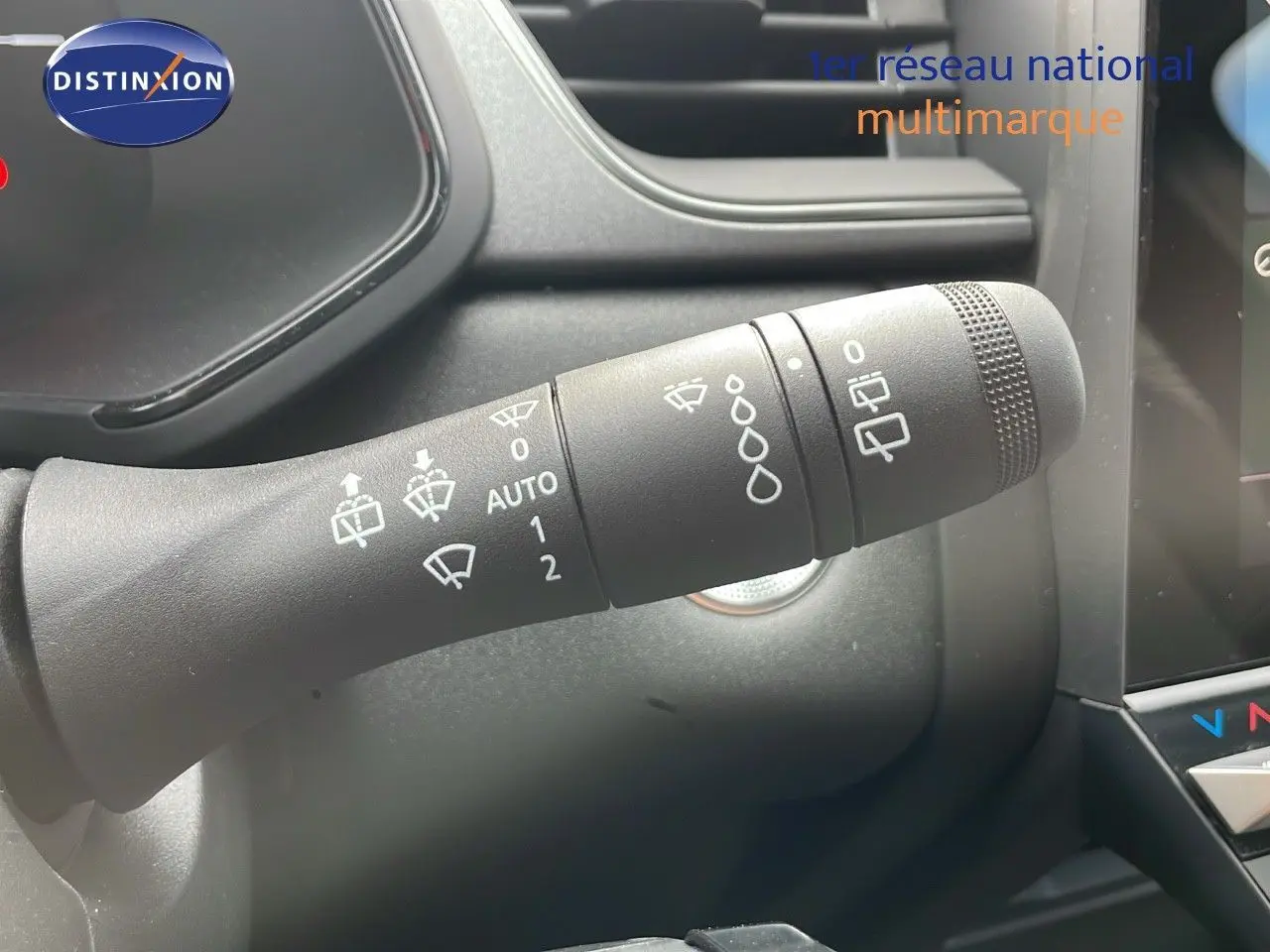 Gros plan sur la commande d'essuie-glace du tableau de bord du Renault Captur E-Tech gris cassiopée toit noir.