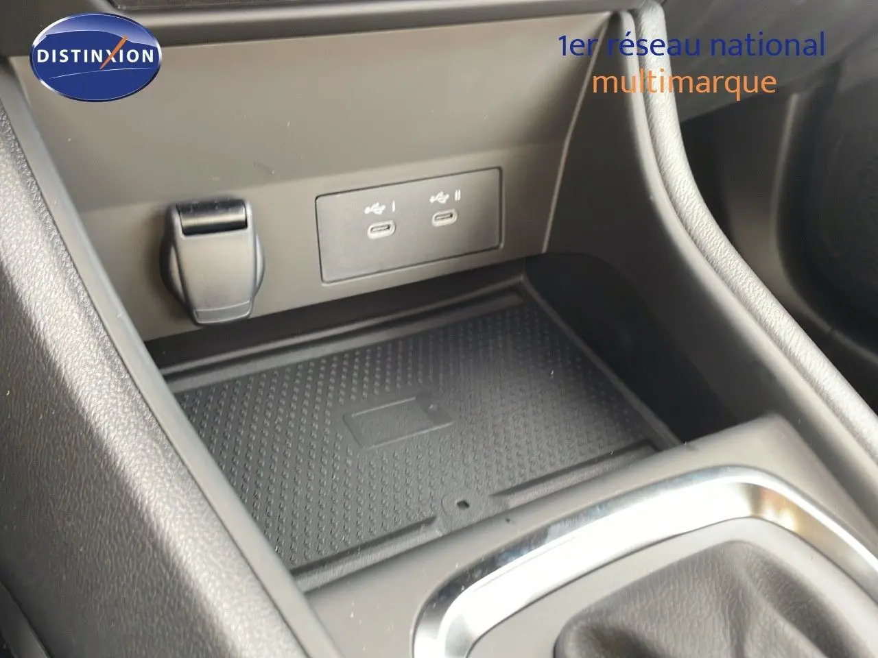 Gros plan sur la console centrale du Renault Captur hybride 2025, montrant les ports USB-C et prise 12V.