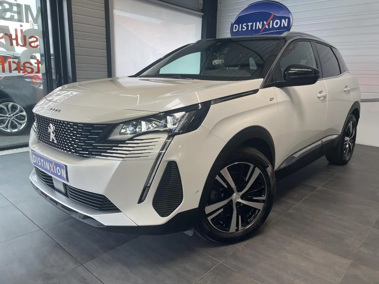 Peugeot 3008 blanc nacré en 3/4 avant droit, avec toit noir et jantes alliage bi-ton visibles.