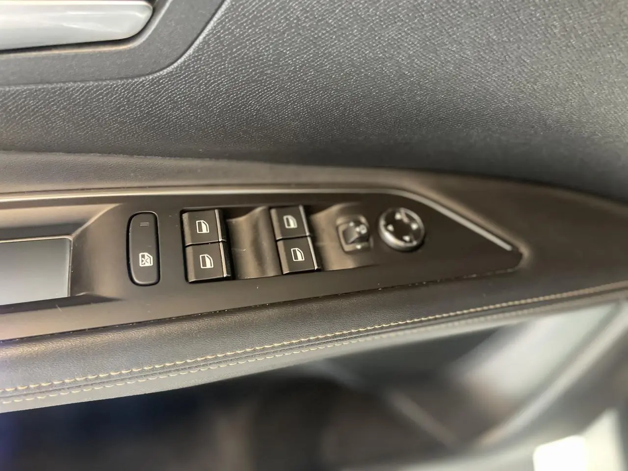Détail des commandes de lève-vitres et rétroviseurs sur la porte côté gauche du Peugeot 3008 blanc nacré 2022.