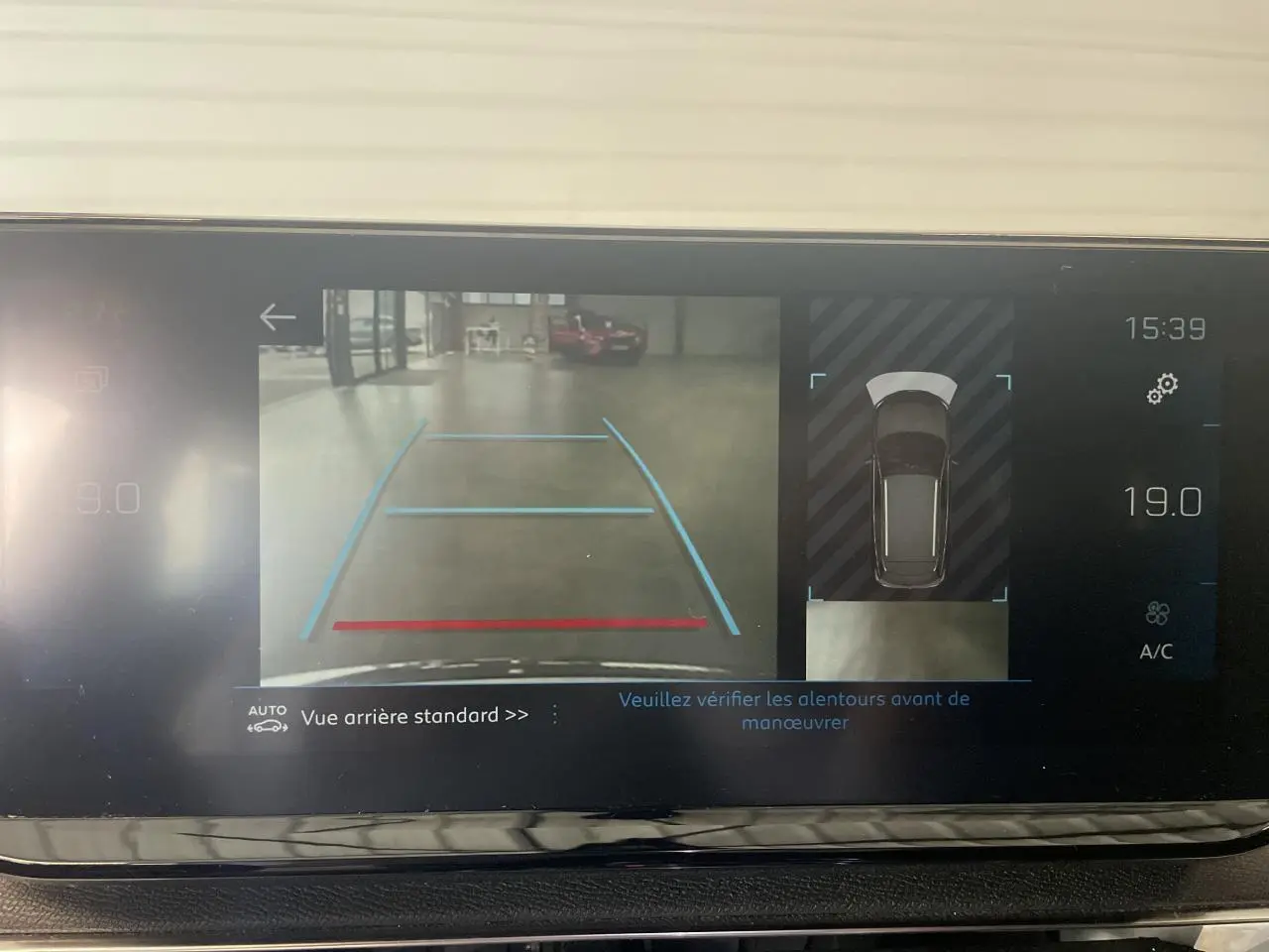 Écran de caméra de recul du Peugeot 3008 blanc nacré, affichant les lignes de guidage et vue 3D du véhicule.