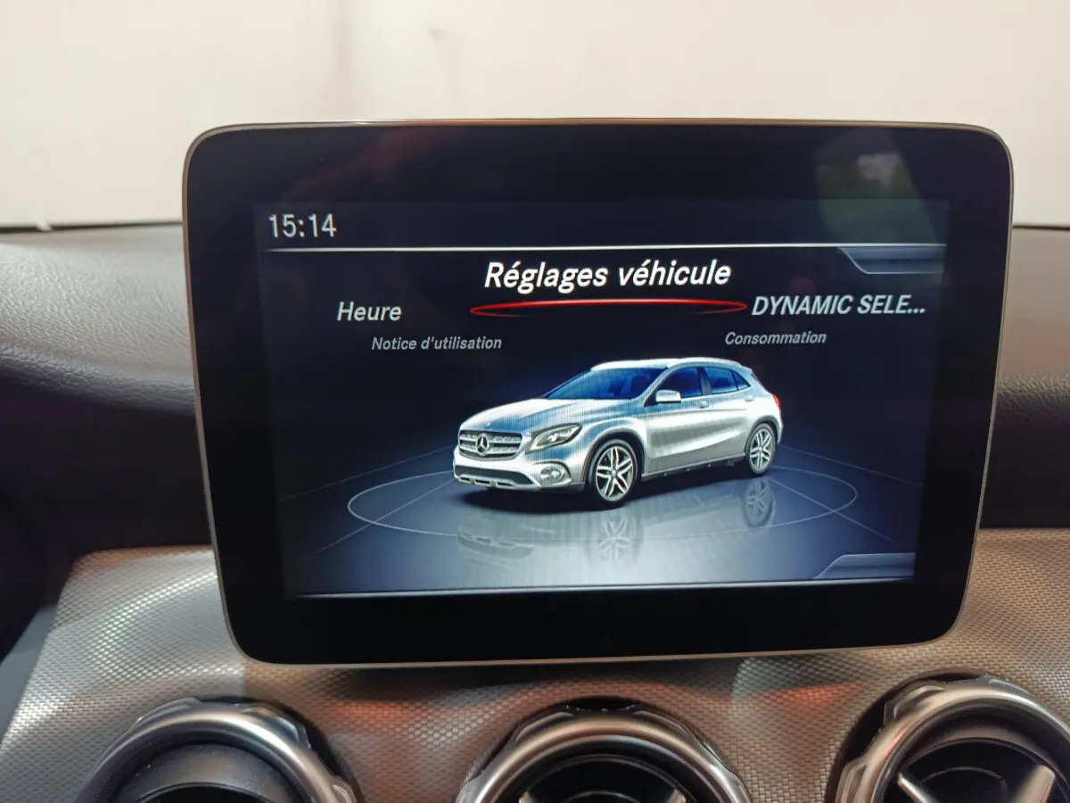 Écran central montrant une illustration 3D du Mercedes GLA gris clair en vue latérale droite.