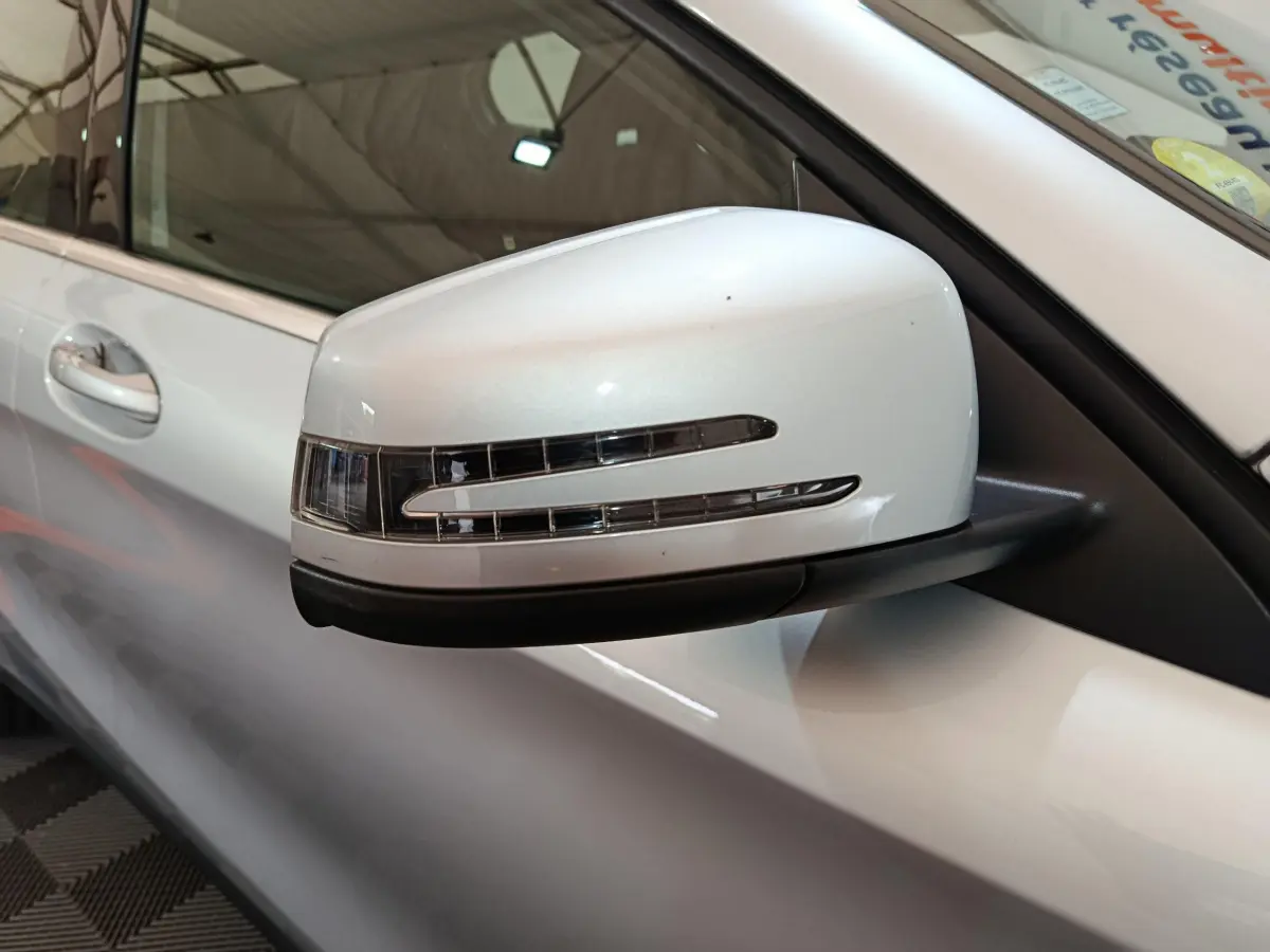 Gros plan sur le rétroviseur droit gris clair du Mercedes GLA 200 d Business Executive 2018 avec clignotant intégré.