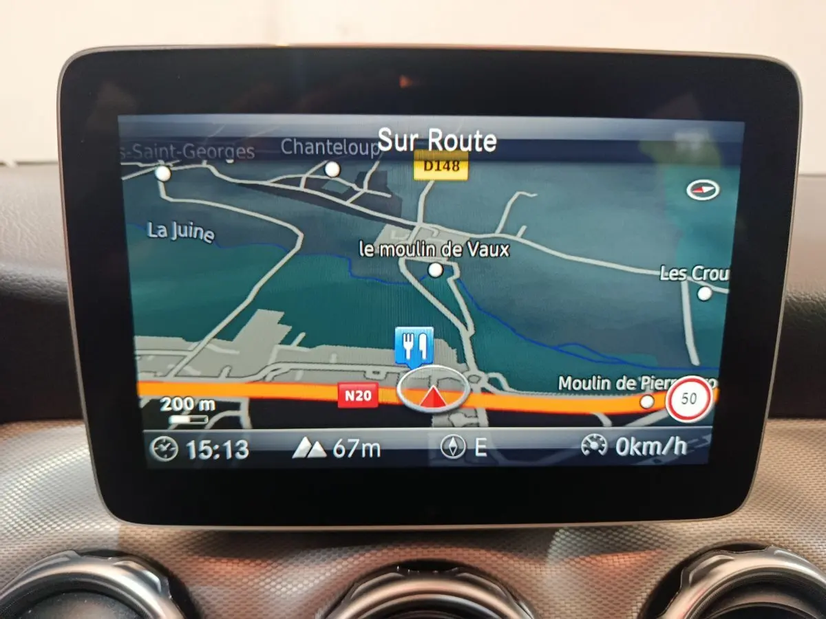 Écran central du système de navigation du Mercedes GLA 200 d Business Executive, affichage carte en couleurs.