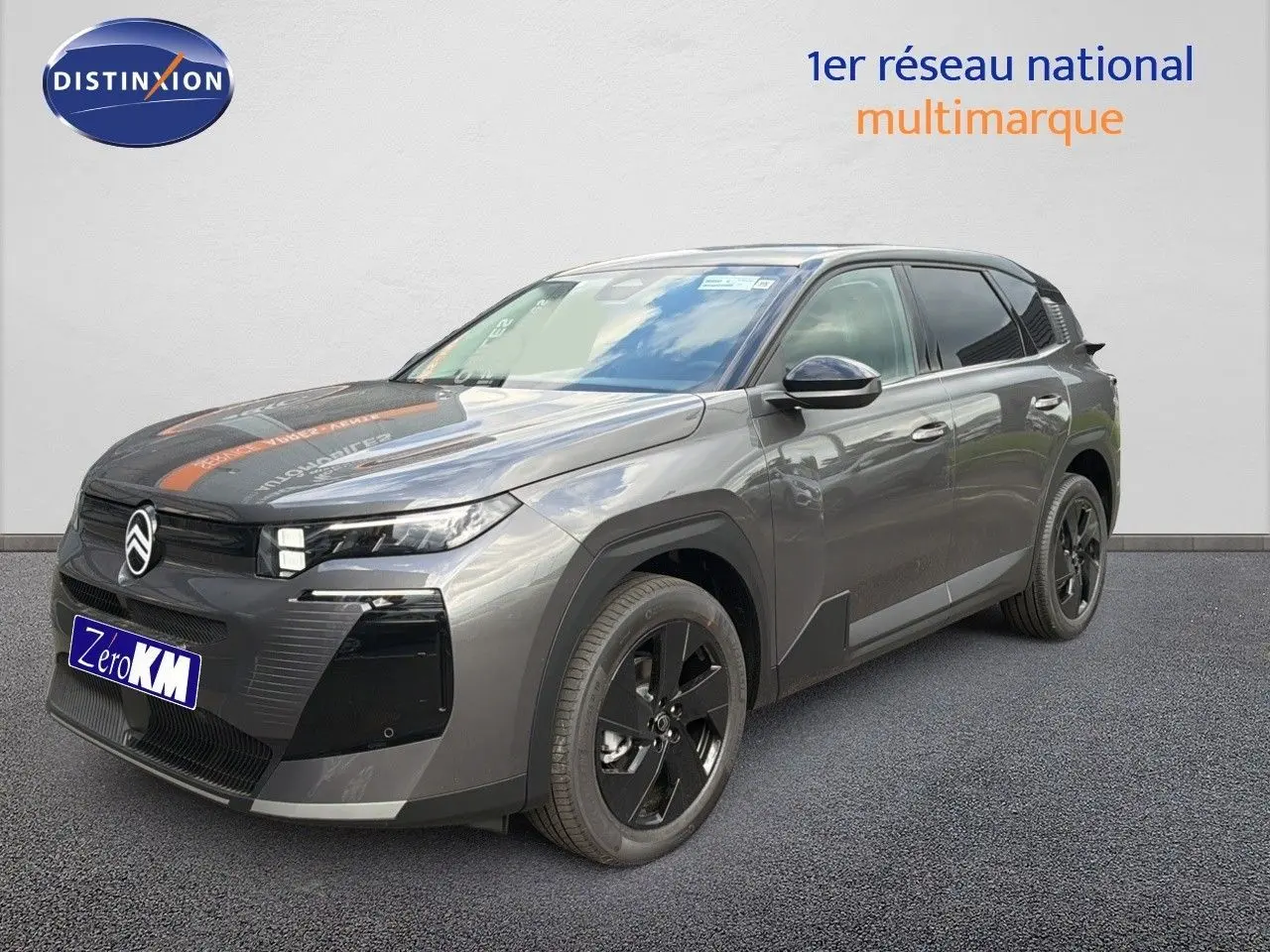 Vue 3/4 avant droit du Citroën C5 Aircross Hybrid gris platinium métallisé avec jantes noires et calandre distinctive.