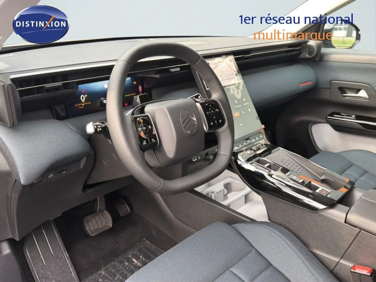 Vue intérieure côté conducteur du Citroën C5 Aircross Hybrid gris, avec tableau de bord numérique et écran tactile vertical.
