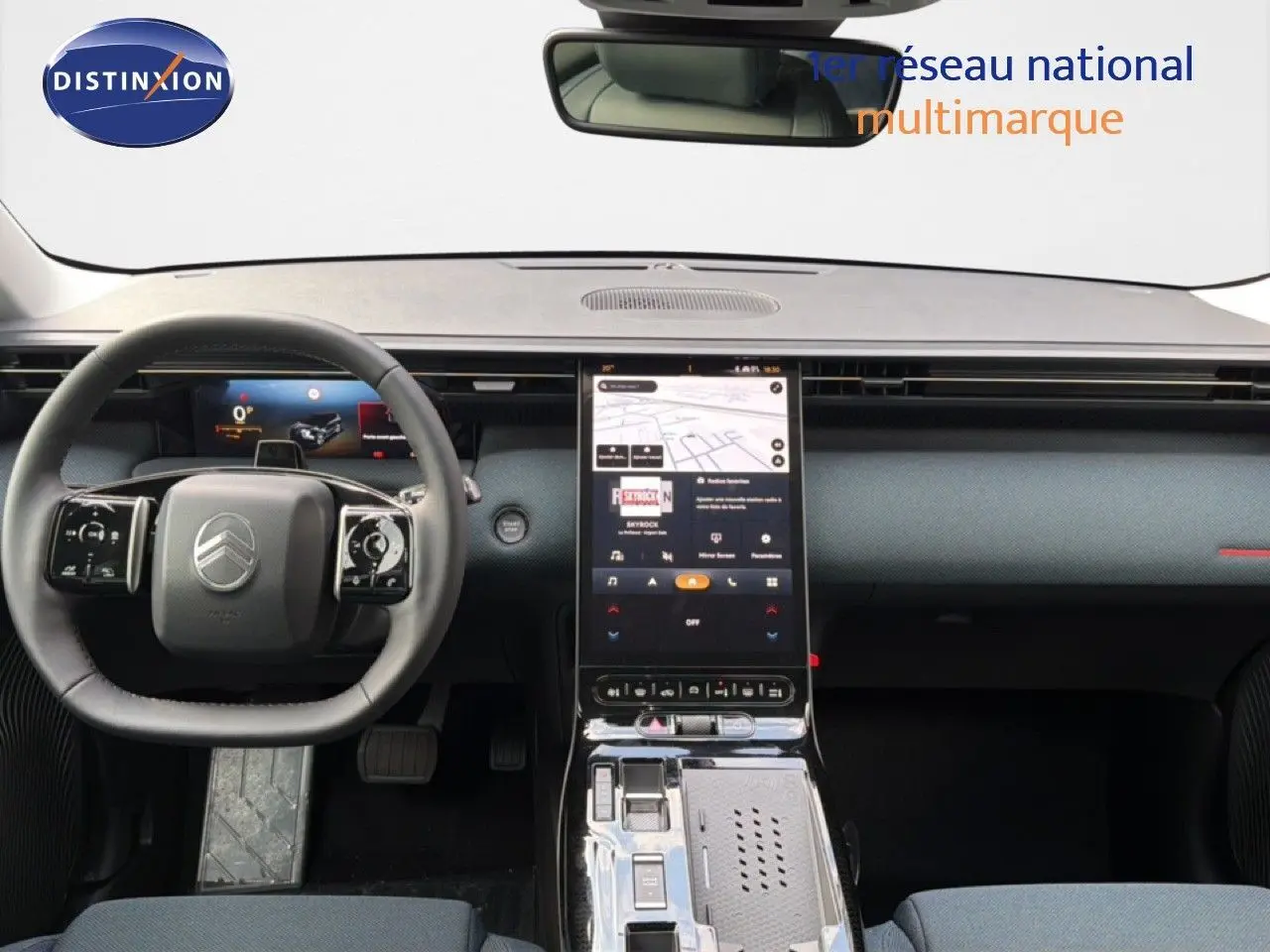 Vue intérieure du tableau de bord et volant noir du Citroën C5 Aircross Hybrid avec écran tactile vertical central.
