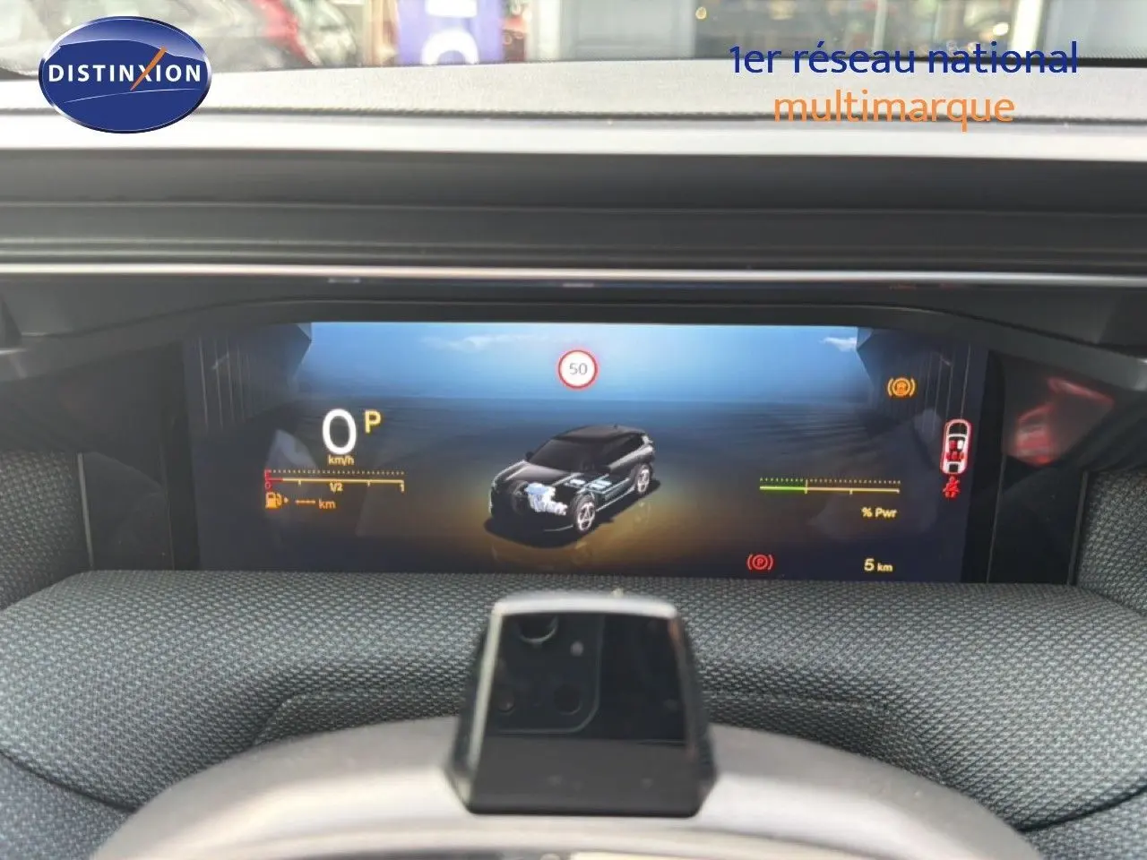 Vue rapprochée du tableau de bord numérique du Citroën C5 Aircross Hybrid gris, affichant les informations de conduite et l'état hybride.