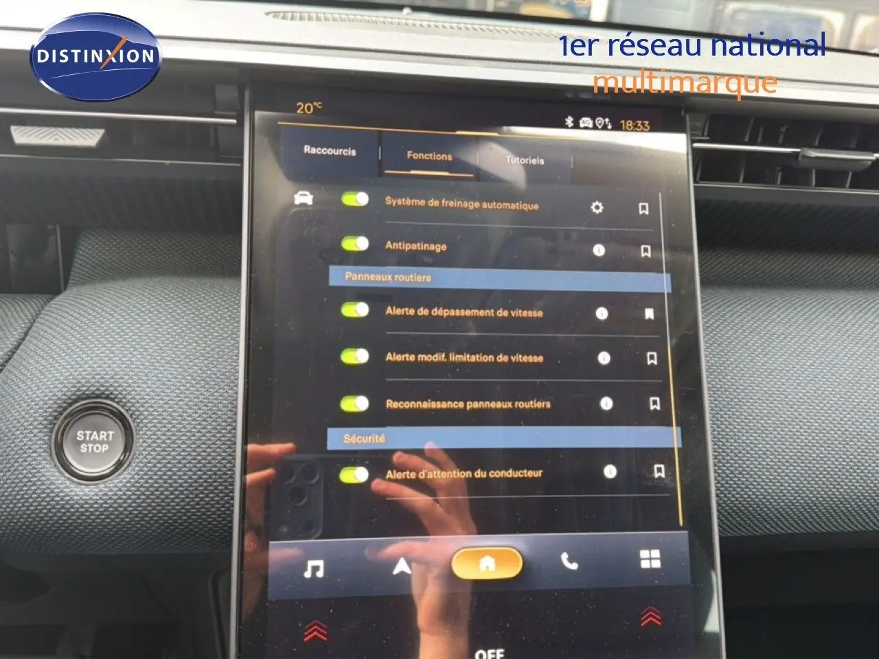 Vue rapprochée de la console centrale du Citroën C5 Aircross Hybrid gris platinium, avec écran tactile et bouton start/stop.