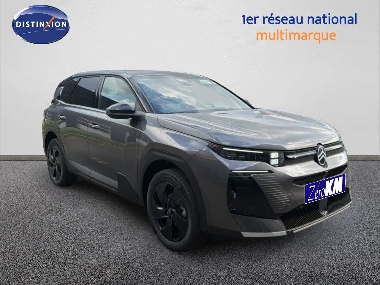 Vue 3/4 avant d'un Citroën C5 Aircross Hybrid gris platinium métal avec jantes noires et calandre moderne.