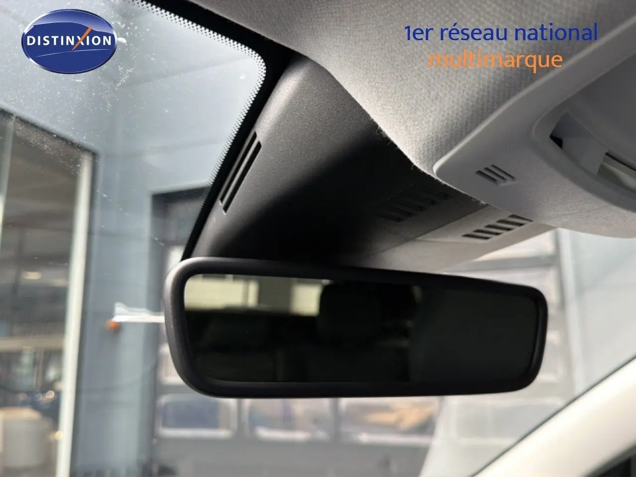 Rétroviseur intérieur noir du Citroën C5 Aircross Hybrid 145ch BVA Plus, vue rapprochée de l’habitacle.