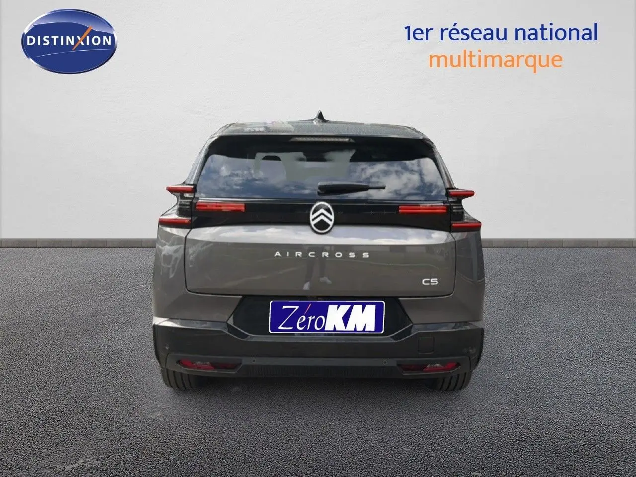 Vue arrière d'un Citroën C5 Aircross gris platinium métallisé avec feux arrière horizontaux et logo centré.