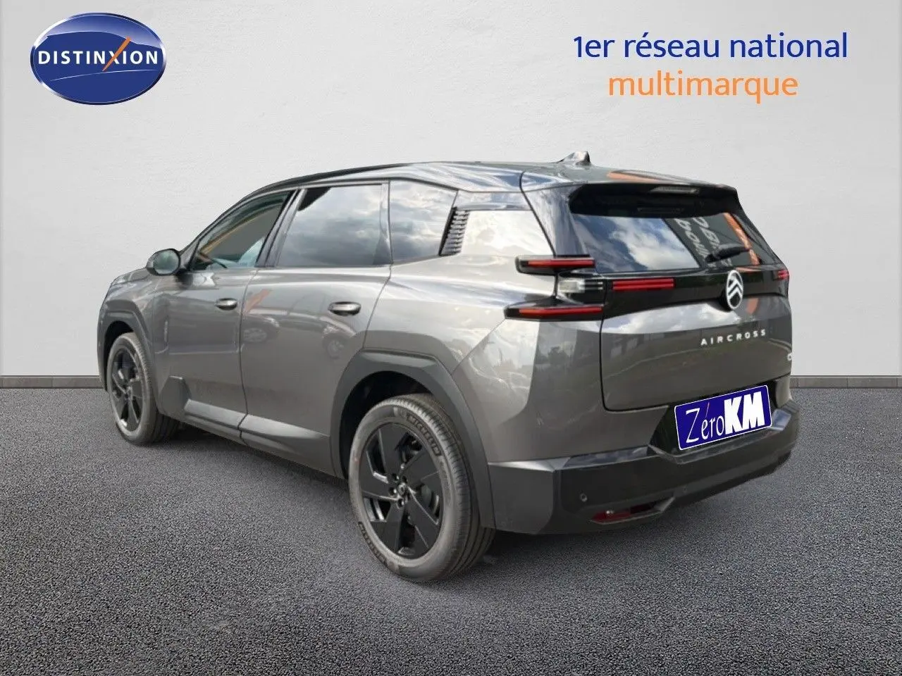Vue 3/4 arrière droite du Citroën C5 Aircross Hybrid gris platinium métallisé avec jantes noires et feux LED distinctifs.