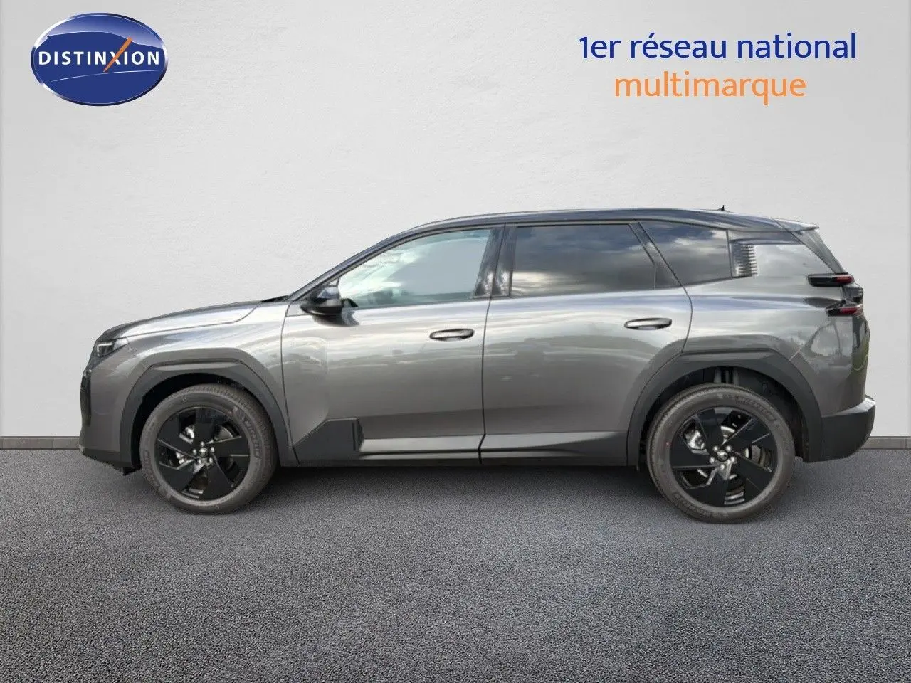 Vue de profil côté gauche du Citroën C5 Aircross Hybrid gris platinium avec jantes noires et détails noirs contrastants.