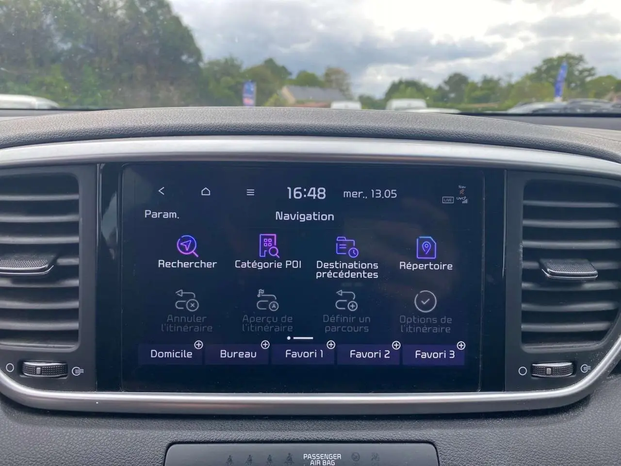 Écran tactile 8 pouces du Kia Sportage gris foncé, affichant le menu de navigation en mode jour.