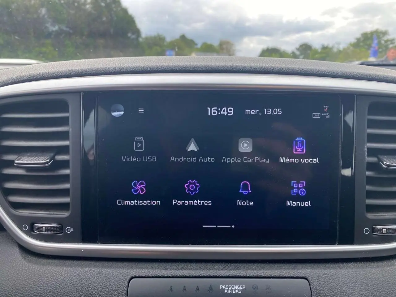 Écran tactile central 8 pouces du Kia Sportage 2021, affichant les options Android Auto et Apple CarPlay.