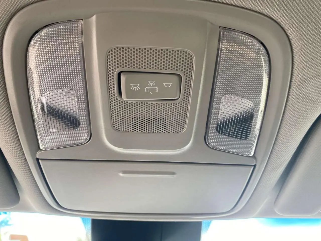 Vue en gros plan du plafonnier gris clair avec commandes d’éclairage intérieur du Kia Sportage 2021.