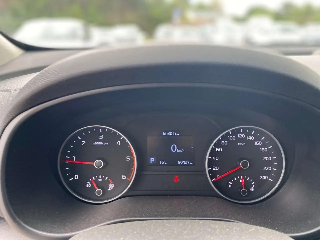 Vue rapprochée du combiné d'instruments du Kia Sportage gris foncé, affichant vitesse, régime et température moteur.
