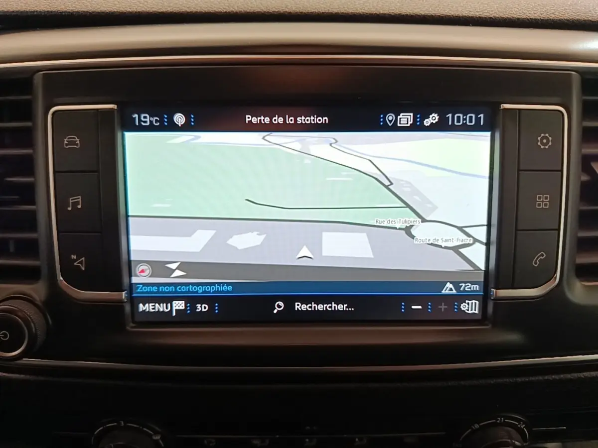 Écran tactile 7 pouces du système de navigation du Peugeot Expert Fourgon blanc, vue intérieure frontale.