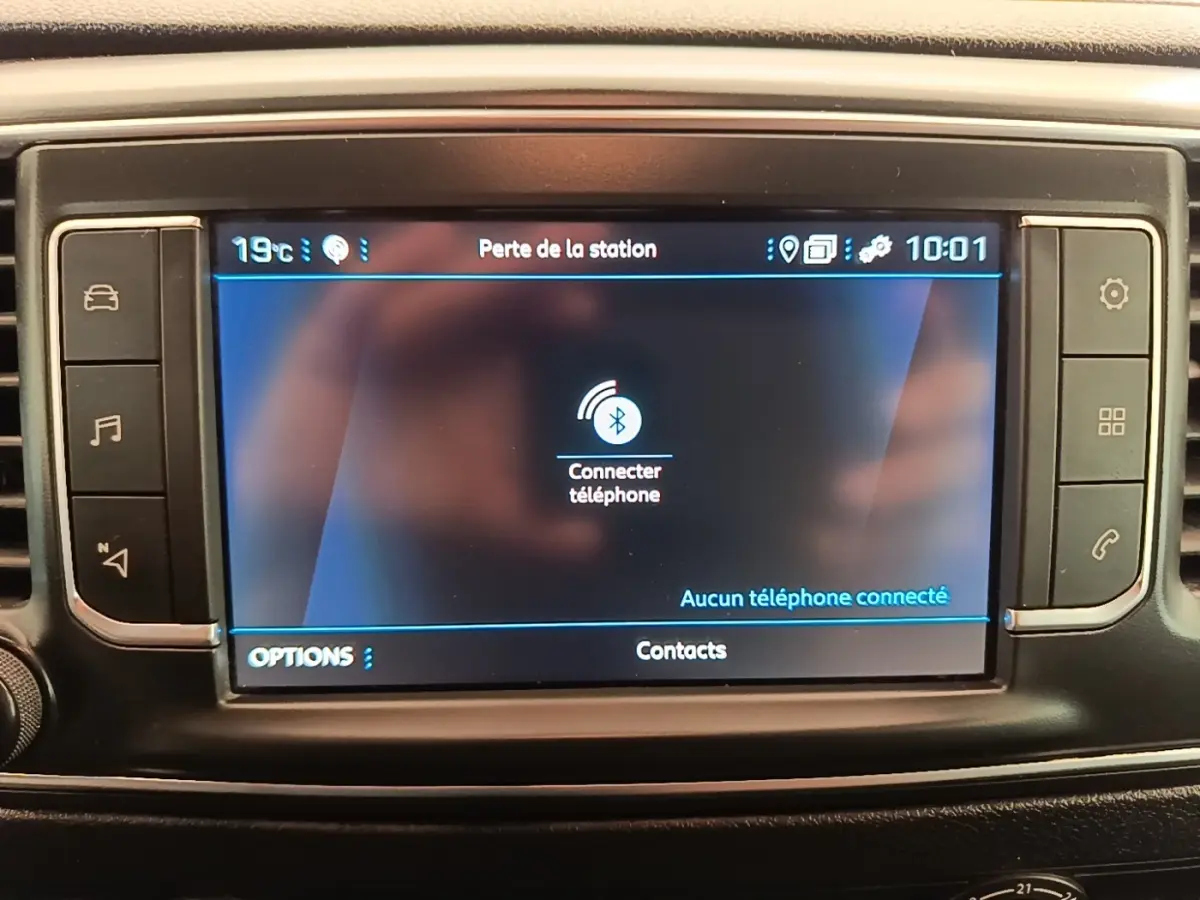 Écran tactile central du tableau de bord du Peugeot Expert Fourgon blanc, affichant la connexion Bluetooth téléphone.