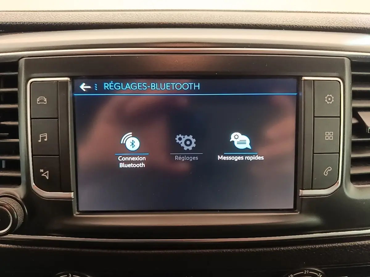 Peugeot Expert Fourgon blanc vu de face, mettant en valeur la calandre et les phares halogènes.