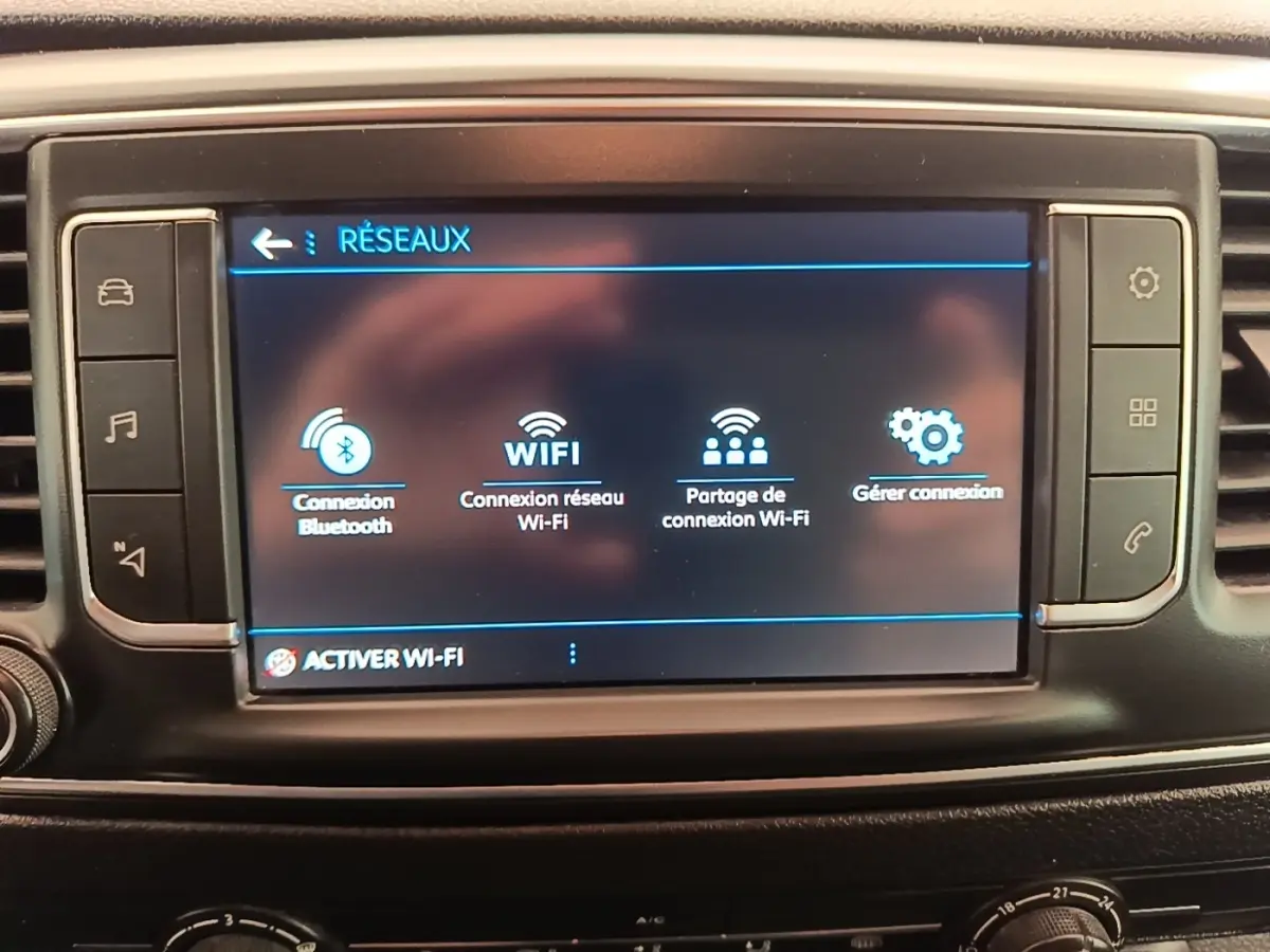 Écran tactile central du Peugeot Expert Fourgon 2020 montrant les options de connexion Bluetooth et Wi-Fi.