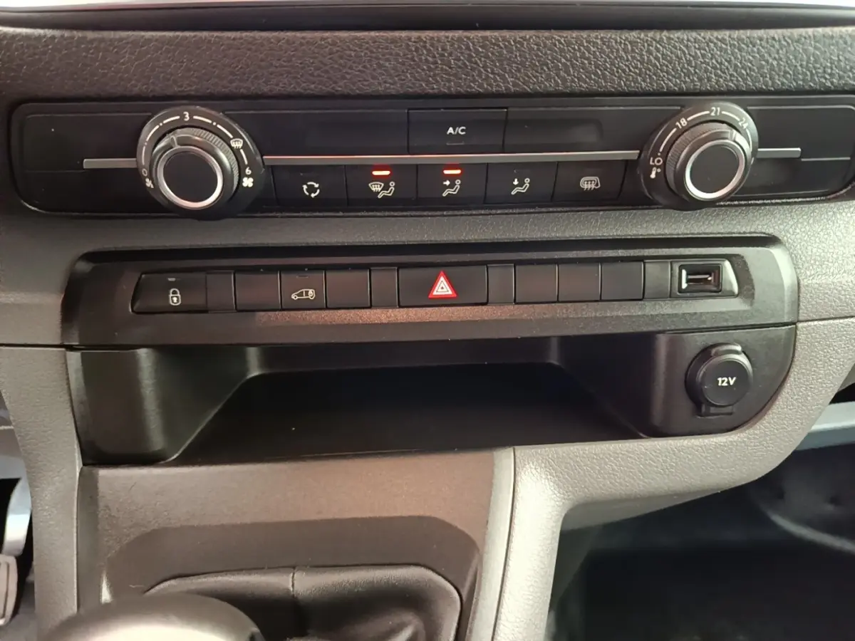 Tableau de bord du Peugeot Expert Fourgon 2020, vue rapprochée des commandes de climatisation et boutons centraux.
