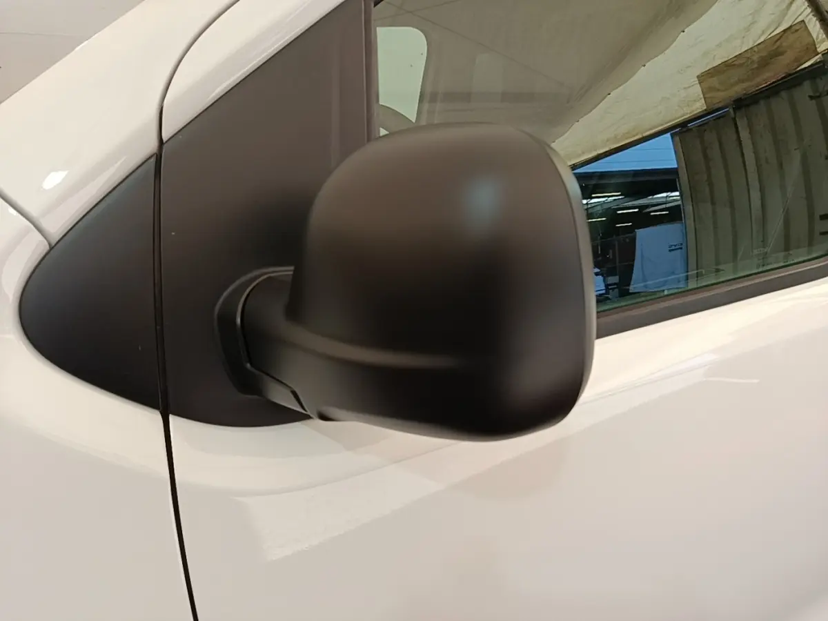 Rétroviseur noir côté conducteur du Peugeot Expert Fourgon blanc, vue rapprochée sur la portière avant gauche.