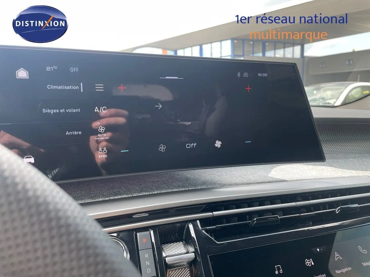 Vue intérieure du tableau de bord du Peugeot 5008 Hybrid 2025 noir perle métal avec écran tactile central et commandes climatisation visibles