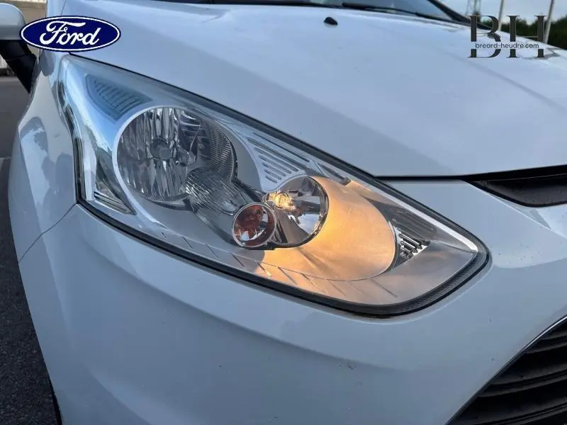 Gros plan sur le phare avant droit allumé d'une Ford B-MAX blanche Glacier de 2017