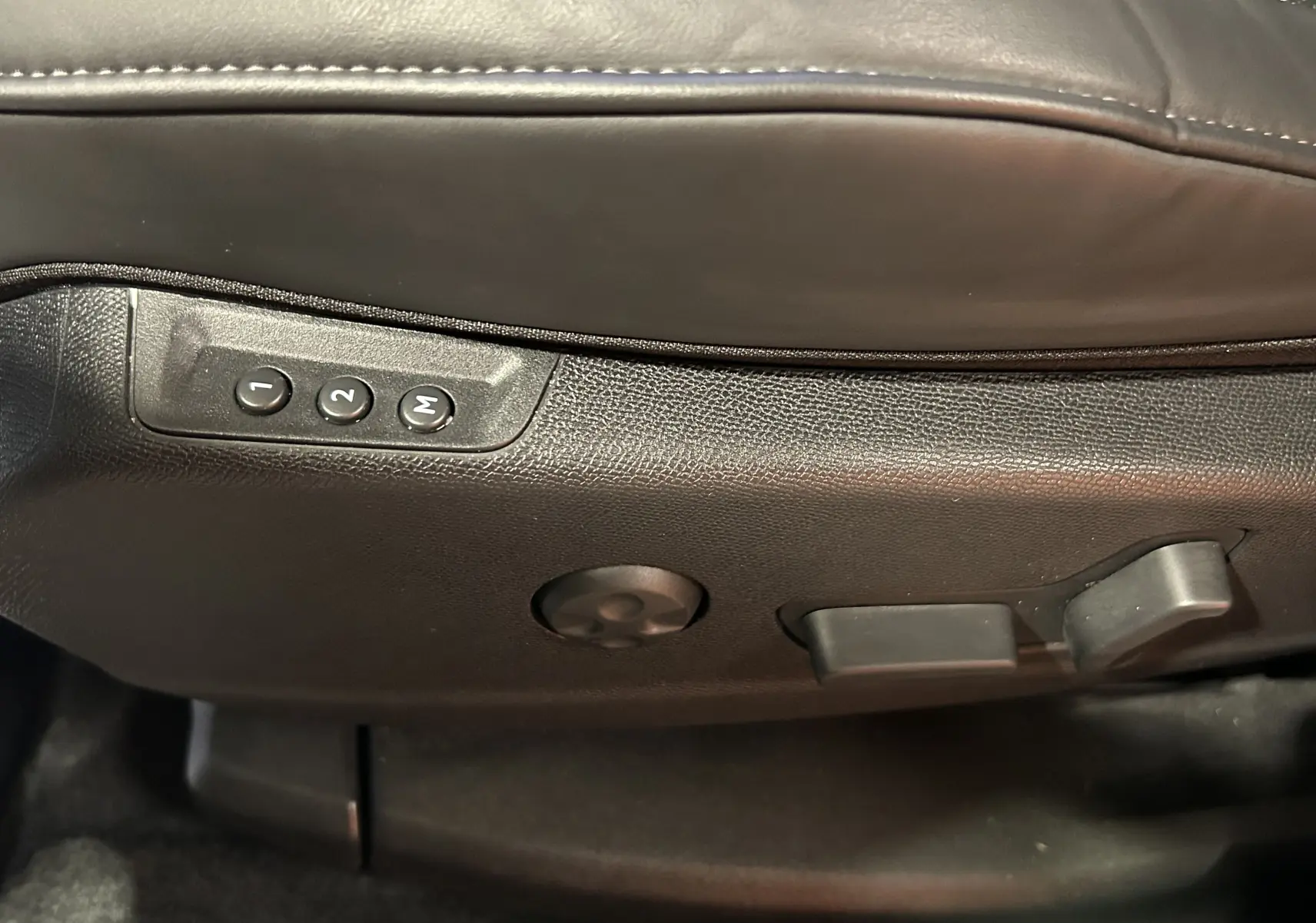 Réglages électriques des sièges en cuir marron foncé du DS7 BlueHDI 130 EAT8 OPERA, vue côté gauche.