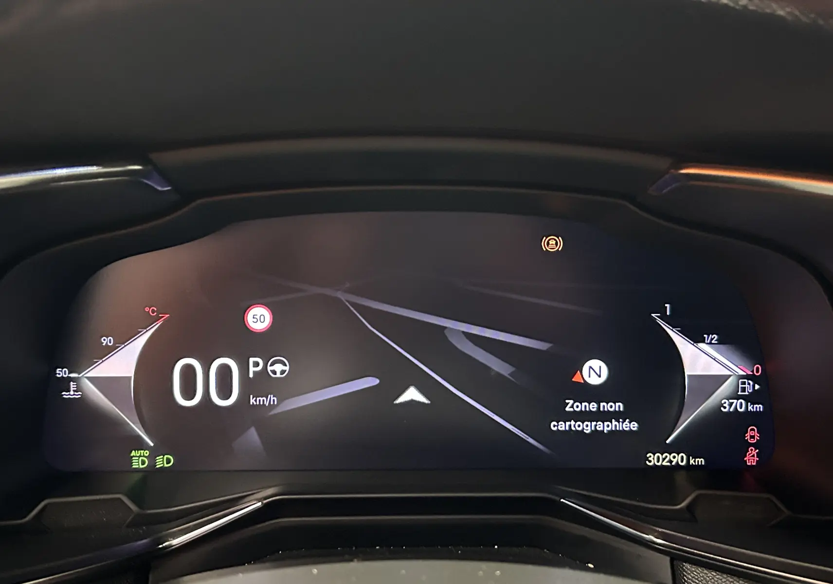 Tableau de bord numérique du DS7 2024 affichant la navigation, vitesse à 0 km/h et jauges de température et carburant.