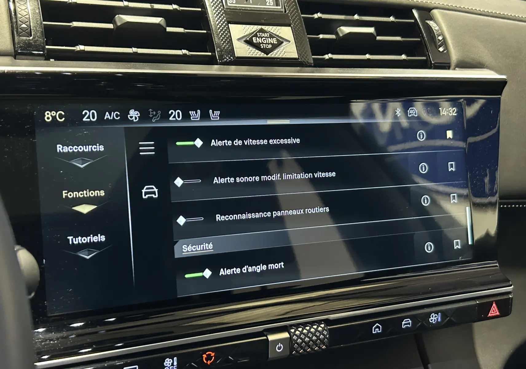 Écran tactile central du tableau de bord du DS7 2024, affichant les réglages de sécurité et climatisation.