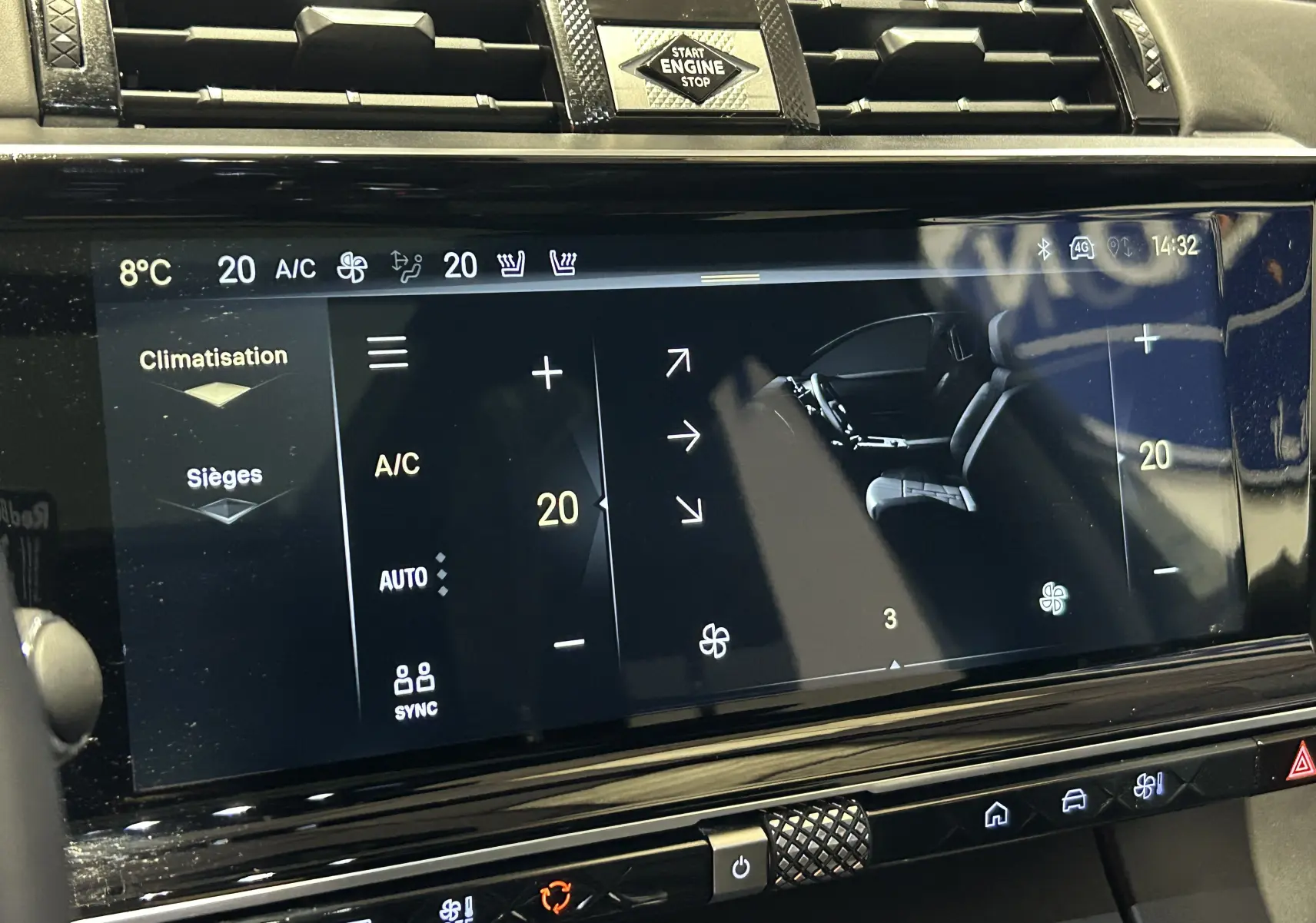Écran tactile central du DS7 2024 affichant les réglages de climatisation et sièges chauffants en intérieur noir brillant.