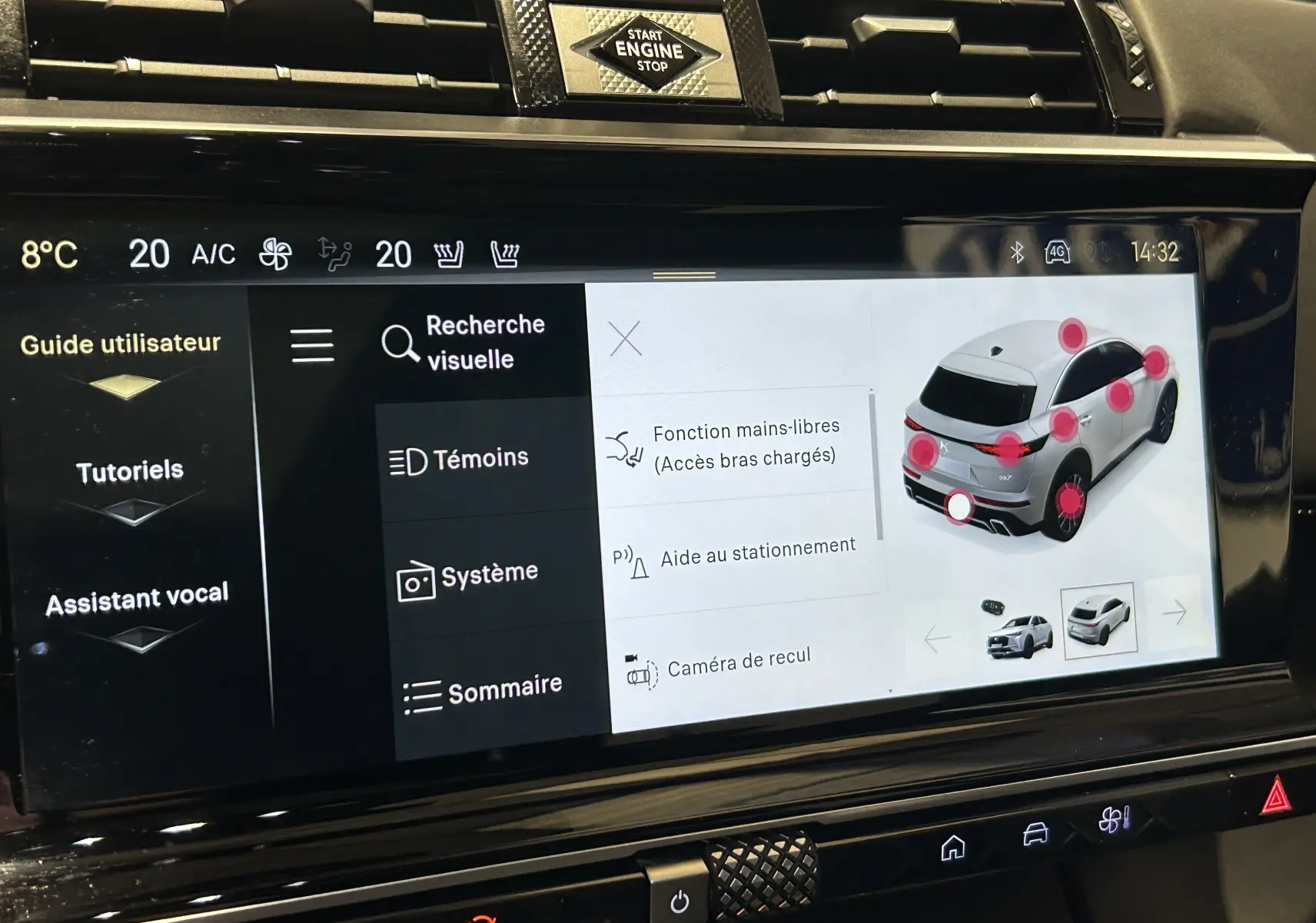 Écran tactile intérieur du DS7 2024 montrant l'aide au stationnement avec vue 3/4 arrière du véhicule blanc perle.
