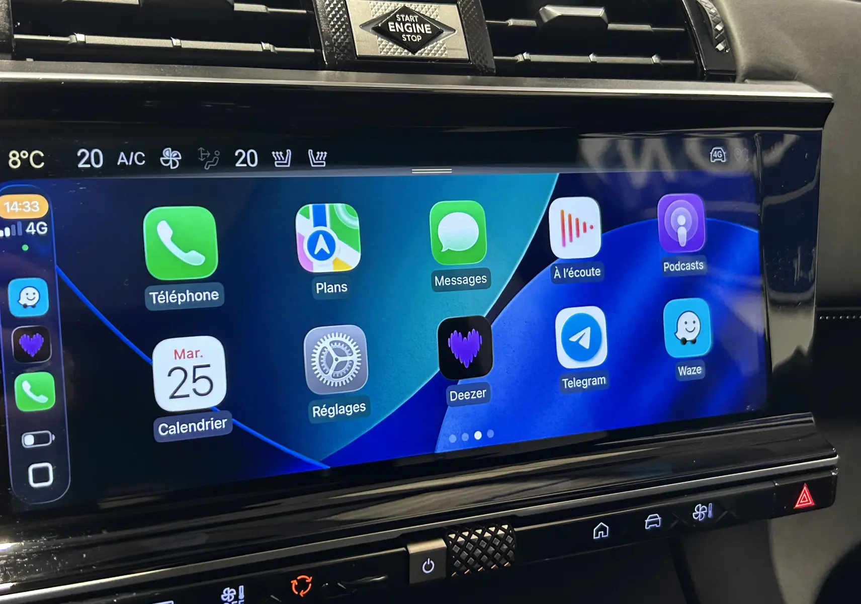 Écran tactile central du DS7 BlueHDI 130 2024 avec interface Apple CarPlay et commandes climatisation visibles
