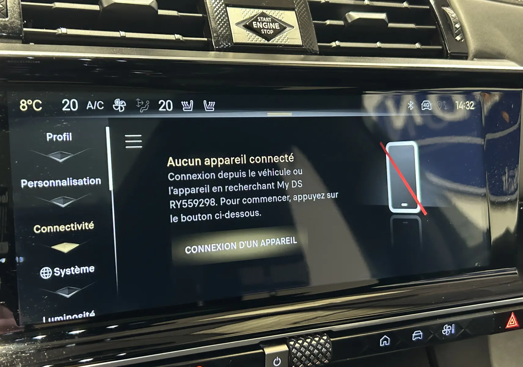 Écran tactile central du tableau de bord du DS7 2024 affichant la connectivité sans appareil connecté, avec commandes climatisation visibles.